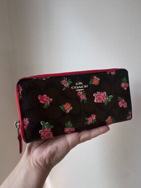 Coach Signature Floral Zip Around Accordion Wallet – Compact & Stylish 🔥